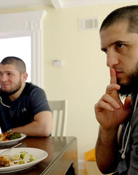 Islam Makhachev and Khabib Nurmagomedov eat a meal