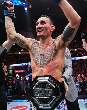 Max Holloway comemora ao ser coroado com o cinturão BMF no UFC 300, em abril de 2024 (Jeff Bottari/Zuffa LLC)