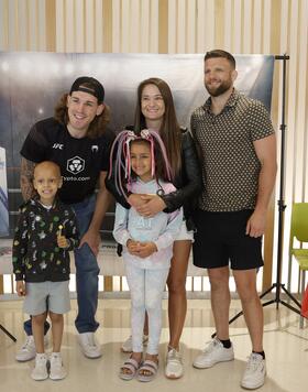 On Thursday, April 6, UFC athletes Calvin Kattar, Brendan Allen and Karolina Kowalkiewicz visited Nicklaus Children’s Hospital in Miami, as part of UFC 287: PEREIRA vs. ADESANYA 2 fight week. 